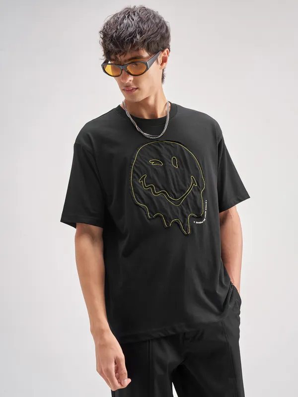 Highlander Men Black SmileyWorldÂ® Applique Round Neck Applique T-Shirt