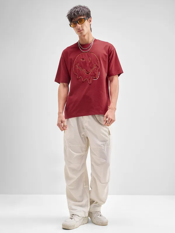 Highlander Men Maroon SmileyWorldÂ® Applique Round Neck Applique T-Shirt