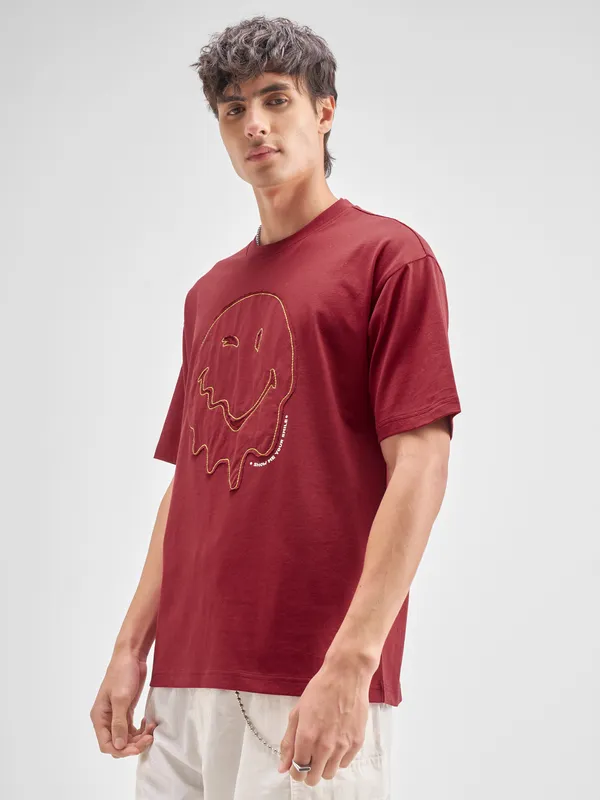 Highlander Men Maroon SmileyWorldÂ® Applique Round Neck Applique T-Shirt