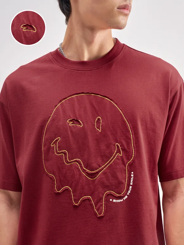 Highlander Men Maroon SmileyWorldÂ® Applique Round Neck Applique T-Shirt