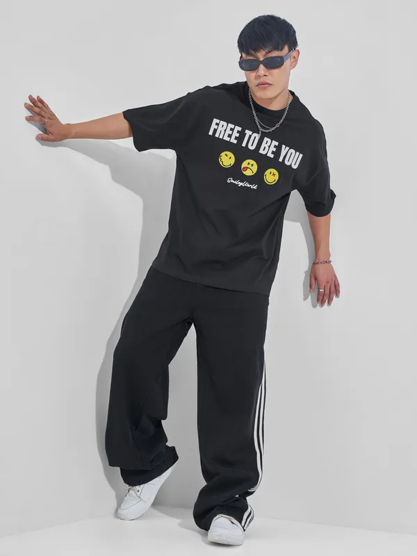 Highlander Men Black Smiley Printed Round Neck Oversized Fit T-Shirt