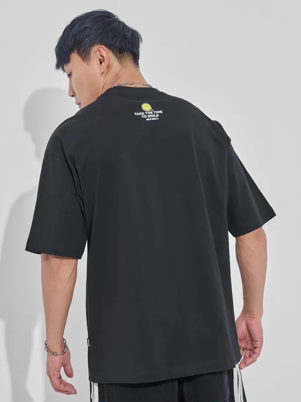 Highlander Men Black Smiley Printed Round Neck Oversized Fit T-Shirt