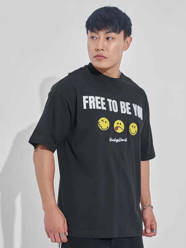 Highlander Men Black Smiley Printed Round Neck Oversized Fit T-Shirt