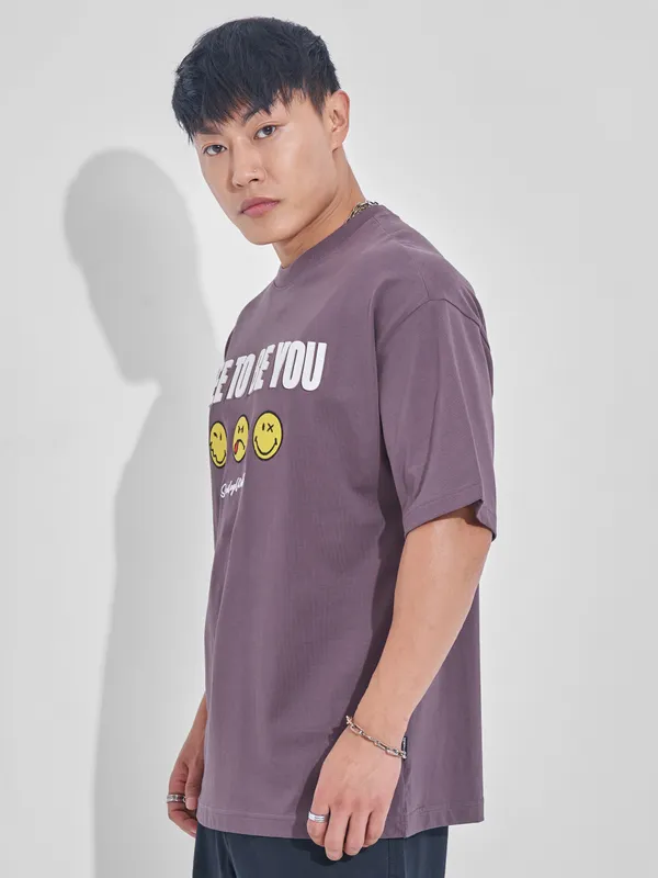 Highlander Men Mauve Smiley Printed Round Neck Oversized Fit T-Shirt