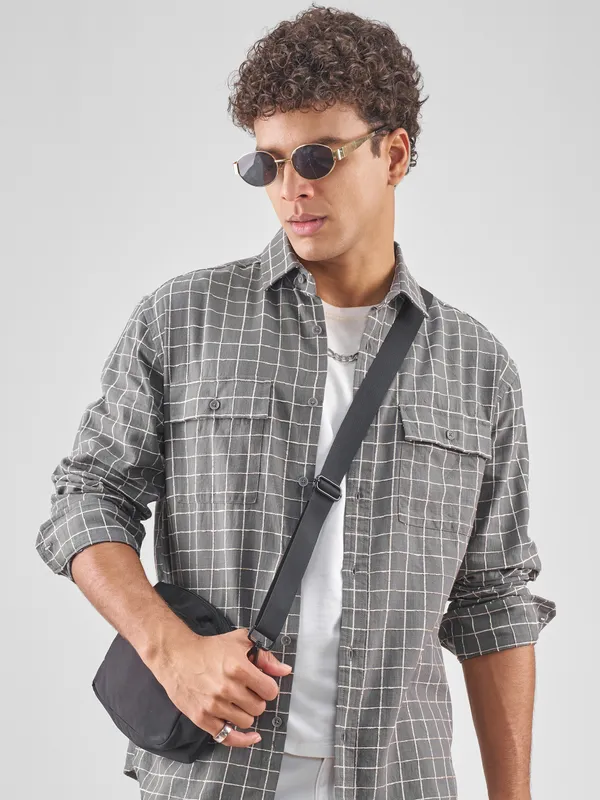 Locomotive Men Grey Checked Relaxed Fit Casual Shirt