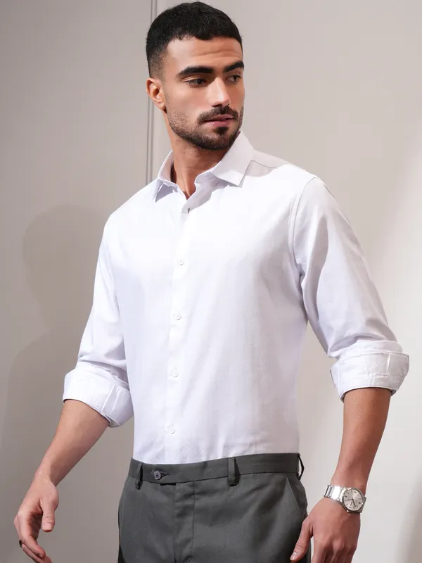 Locomotive Men White Textured Slim Fit Casual Shirt