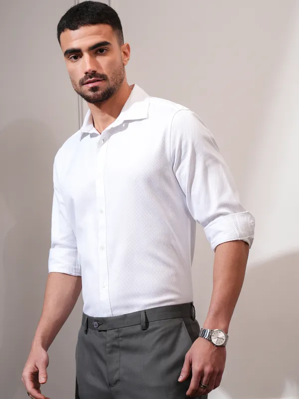 Locomotive Men White Textured Slim Fit Casual Shirt