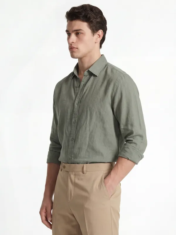 Locomotive Men Olive Solid Slim Fit Casual Shirt