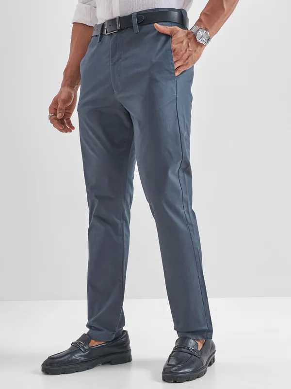 Locomotive Men Navy Blue Regular Fit Solid Chinos