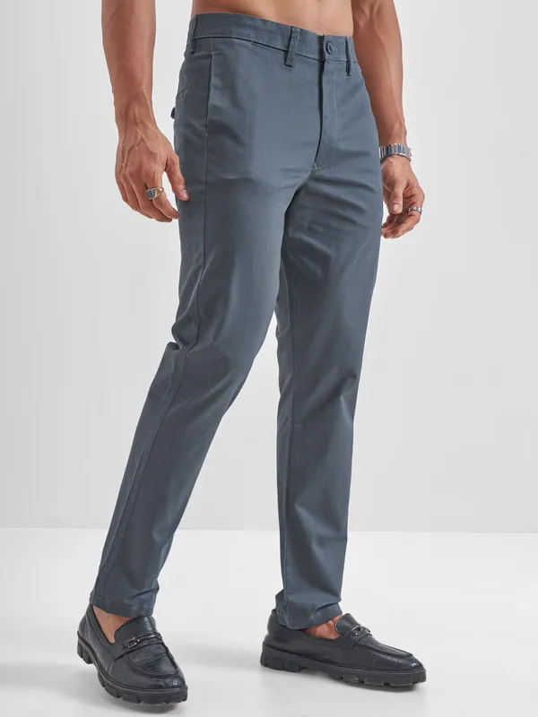 Locomotive Men Navy Blue Regular Fit Solid Chinos