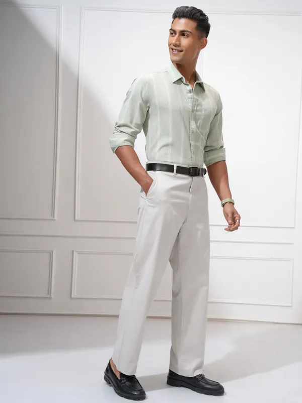 Locomotive Men Grey Regular Fit Solid Chinos