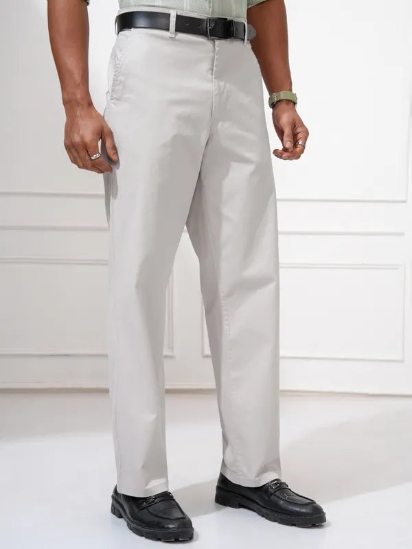 Locomotive Men Grey Regular Fit Solid Chinos