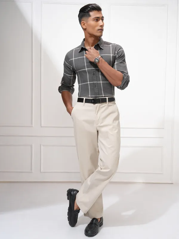 Locomotive Men Green Regular Fit Solid Chinos