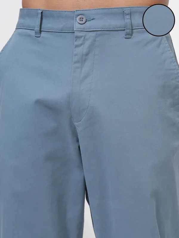Locomotive Men Blue Regular Fit Solid Chinos