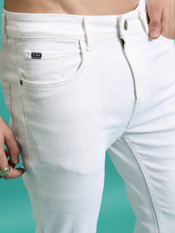 Purple By Highlander Men White Tapered Fit Stretchable Jeans