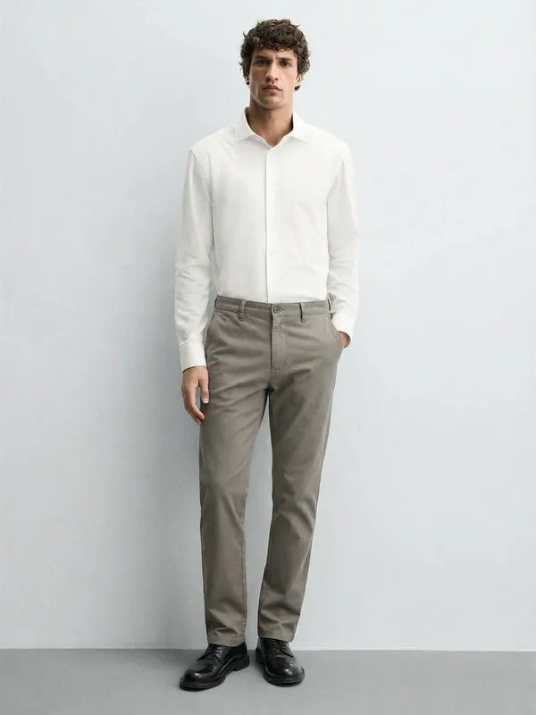 Purple By Highlander Men Taupe Tapered Fit Solid Chinos