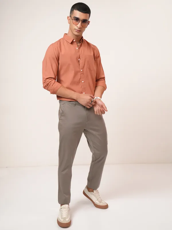 Purple By Highlander Men Taupe Tapered Fit Solid Chinos