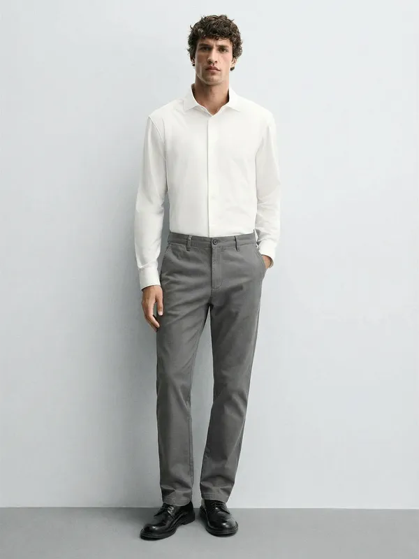 Purple By Highlander Men Grey Tapered Fit Solid Chinos