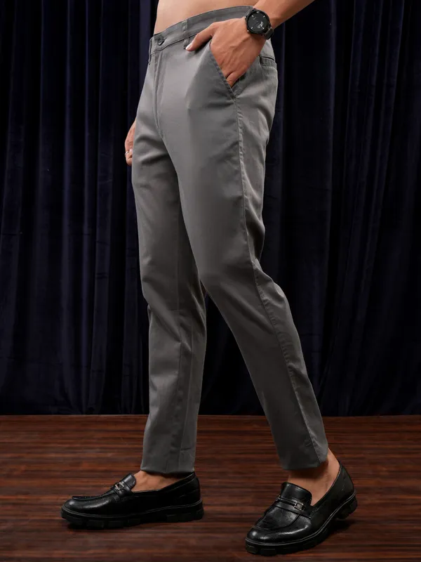 Purple By Highlander Men Grey Tapered Fit Solid Chinos