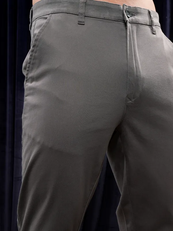 Purple By Highlander Men Grey Tapered Fit Solid Chinos