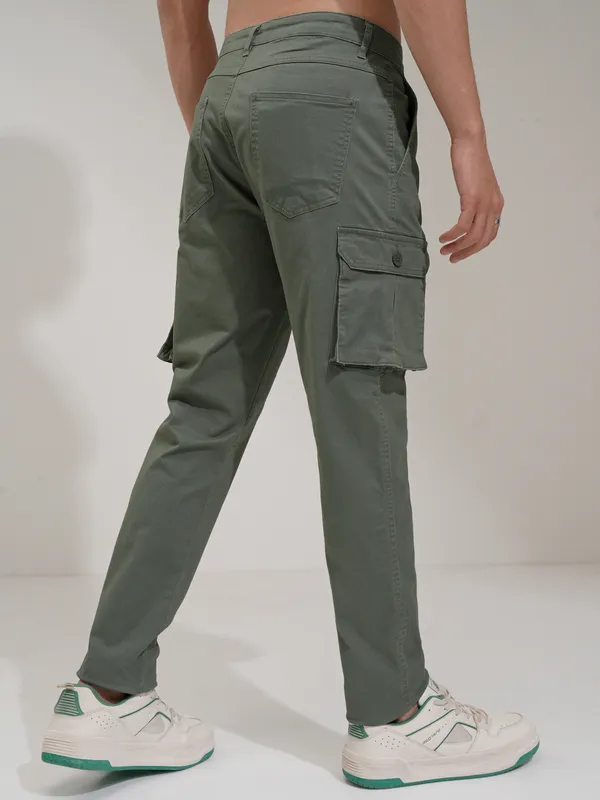 Highlander Men Green Regular Fit Solid Chinos