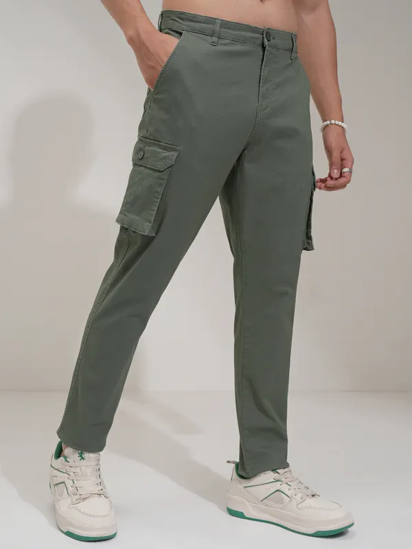 Highlander Men Green Regular Fit Solid Chinos