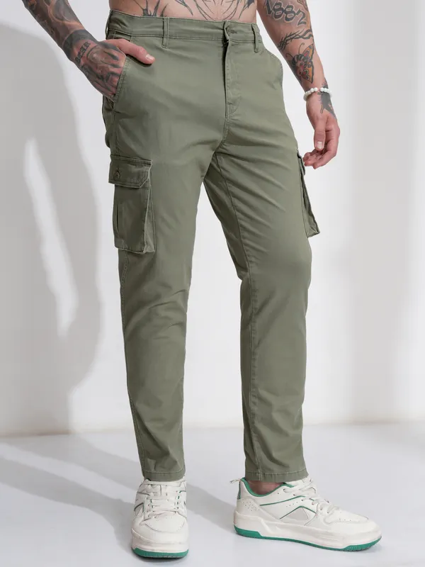 Highlander Men Green Regular Fit Solid Cargos