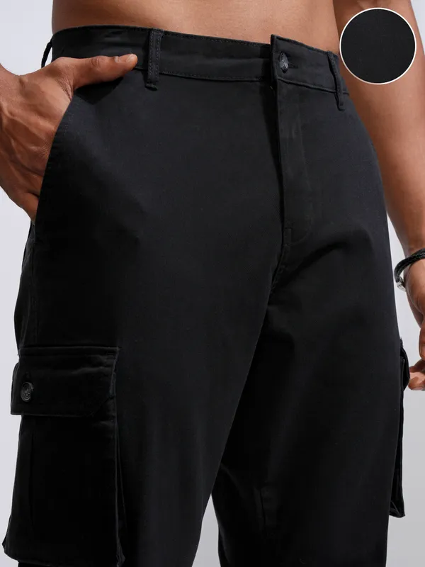 Highlander Men Black Straight Fit Solid Cargos