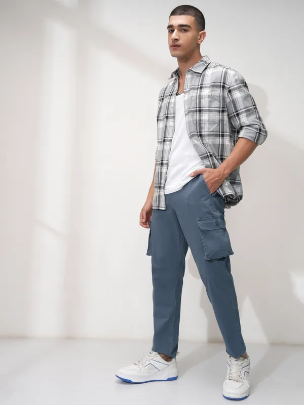 Highlander Men Blue Solid Tapered Fit Cargos