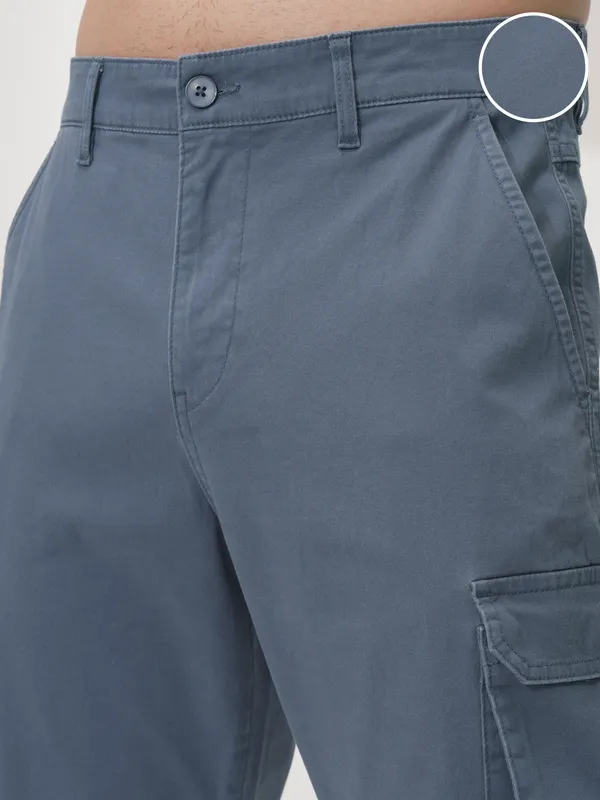 Highlander Men Blue Solid Tapered Fit Cargos