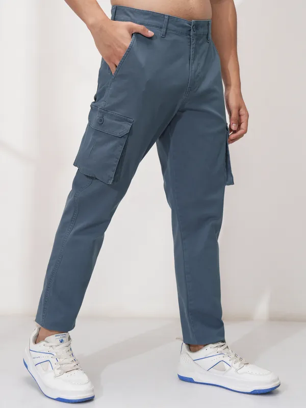 Highlander Men Blue Solid Tapered Fit Cargos
