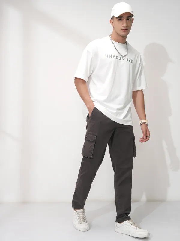 Highlander Men Grey Solid Tapered Fit Cargos