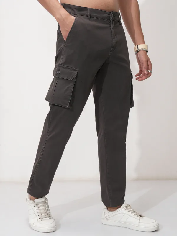 Highlander Men Grey Solid Tapered Fit Cargos