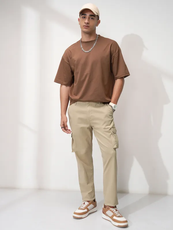 Highlander Men Khaki Solid Tapered Fit Cargos