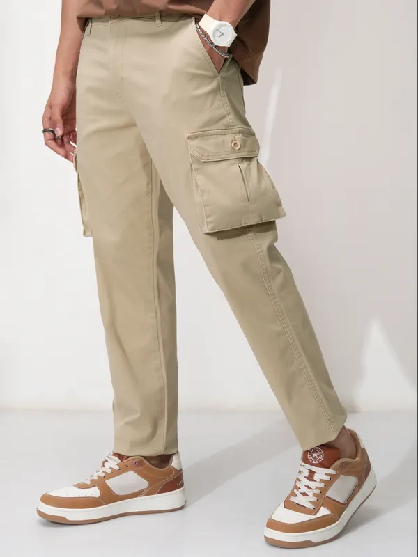 Highlander Men Khaki Solid Tapered Fit Cargos