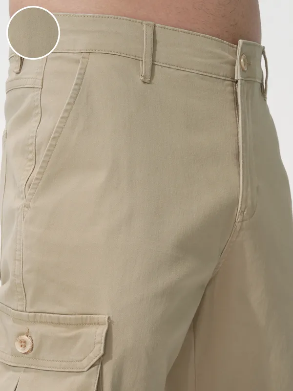 Highlander Men Khaki Solid Tapered Fit Cargos