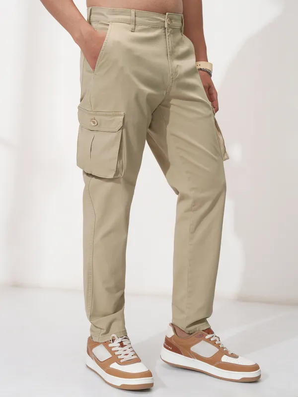 Highlander Men Khaki Solid Tapered Fit Cargos