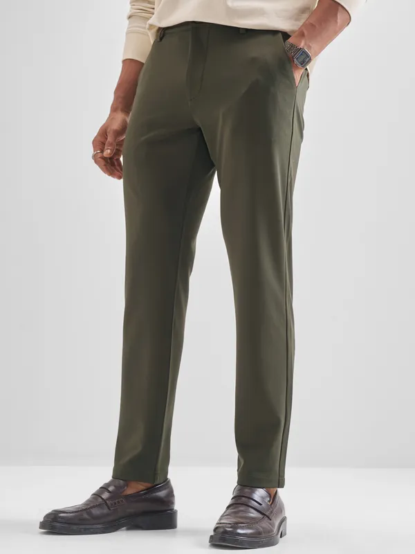 Purple By Highlander Men Green Tapered Fit Solid Chinos