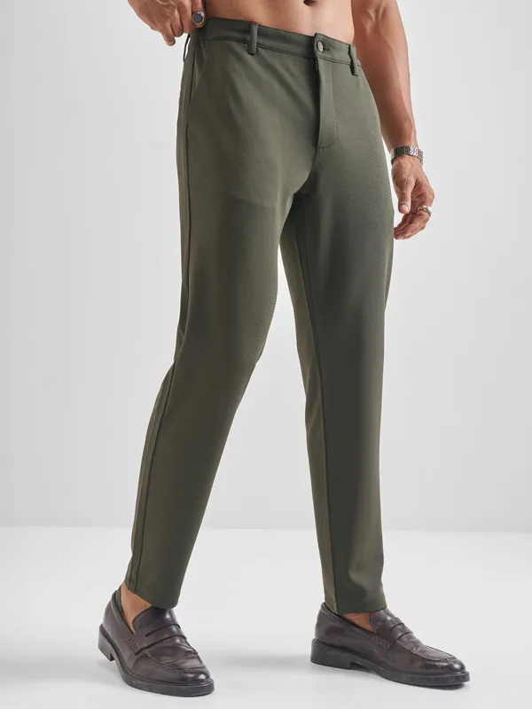 Purple By Highlander Men Green Tapered Fit Solid Chinos