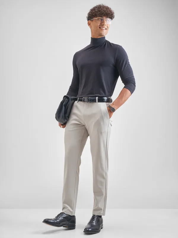 Purple By Highlander Men Grey Slim Fit Solid Chinos