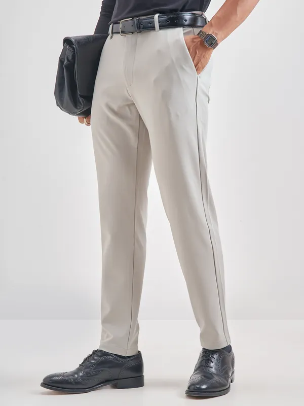 Purple By Highlander Men Grey Slim Fit Solid Chinos