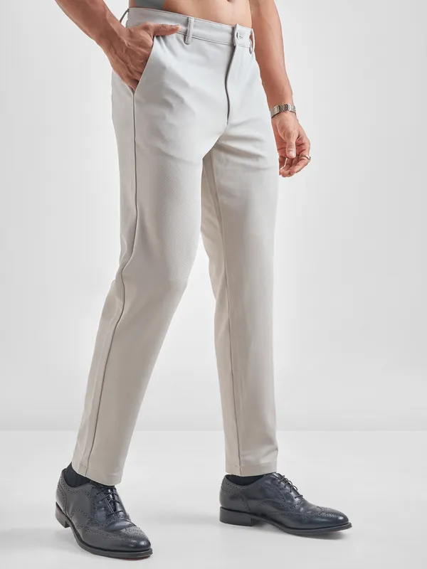 Purple By Highlander Men Grey Slim Fit Solid Chinos