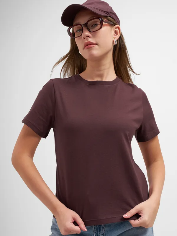 Tokyo Talkies Women Burgundy Solid Round Neck T-Shirt