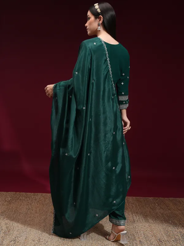 Vishudh Women Green Embroidered Kurta With Trouser And Dupatta