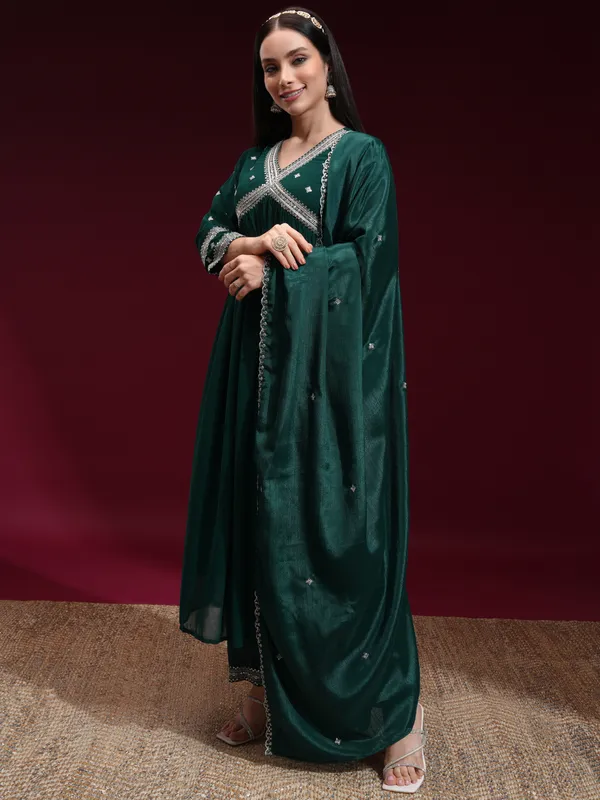 Vishudh Women Green Embroidered Kurta With Trouser And Dupatta