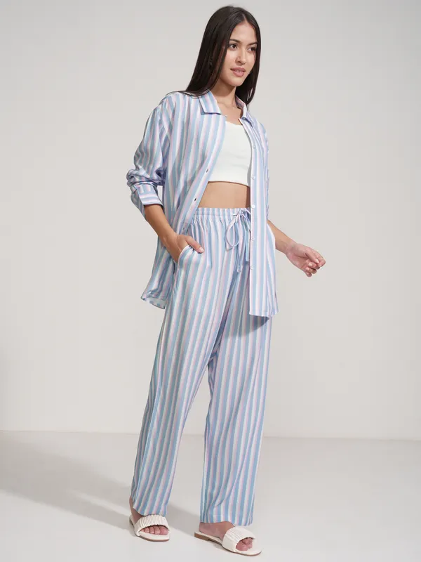 Disney By Tokyo Talkies Women Blue Mickey Mouse Shirt With Trouser