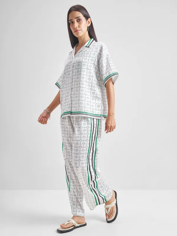 Disney By Tokyo Talkies Women White Mickey Mouse Shirt With Trouser Co-Ords