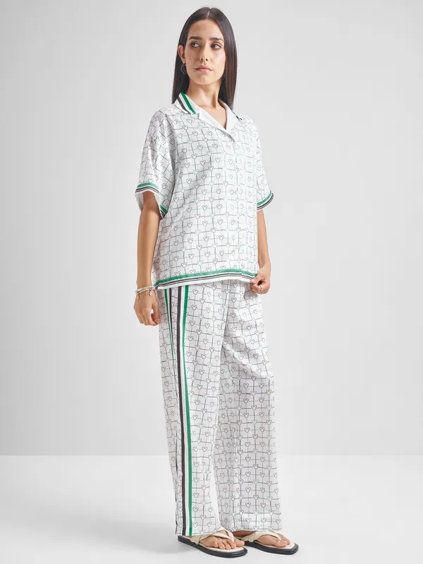 Disney By Tokyo Talkies Women White Mickey Mouse Shirt With Trouser Co-Ords