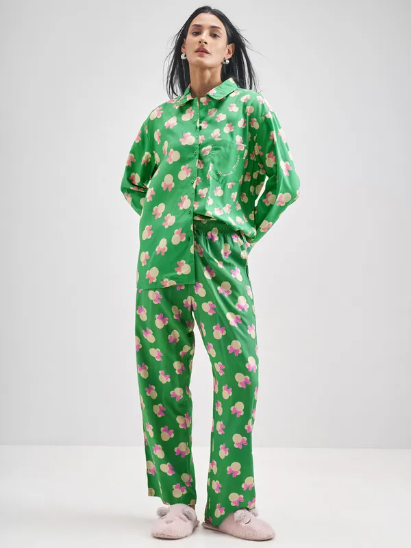 Disney By Tokyo Talkies Women Green Minnie Mouse Printed Regular Fit Regular Trouser