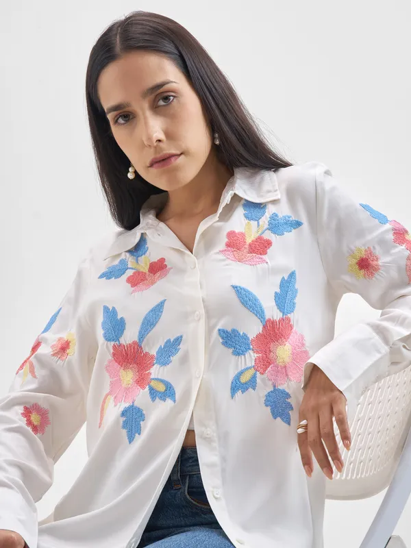 ESPYR By Tokyo Talkies Women Off White Embroidered Casual Shirt